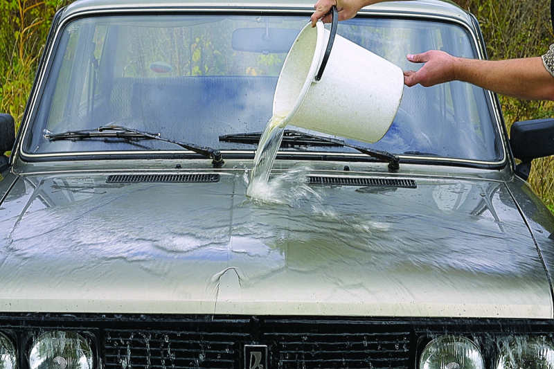 Не используйте горячую воду для мойки машины