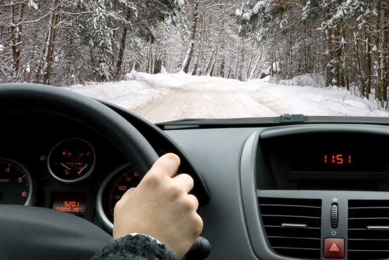 Какие распространенные ошибки совершают водители на зимней дороге?