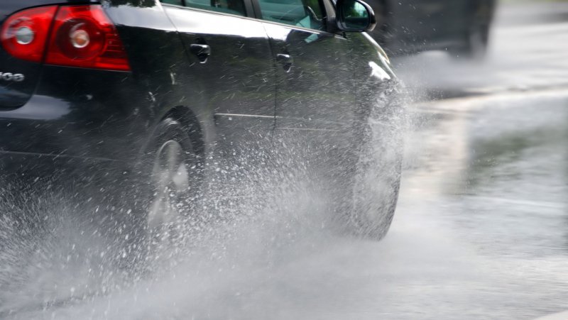 Полный привод эффективен на мокрой дороге