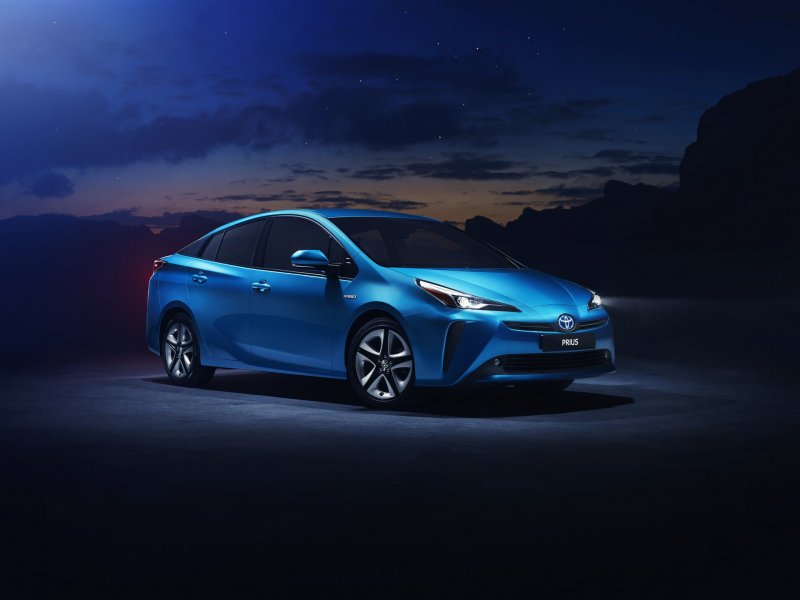 Компания Toyota представила модель Prius AWD-i в версии 2019 года