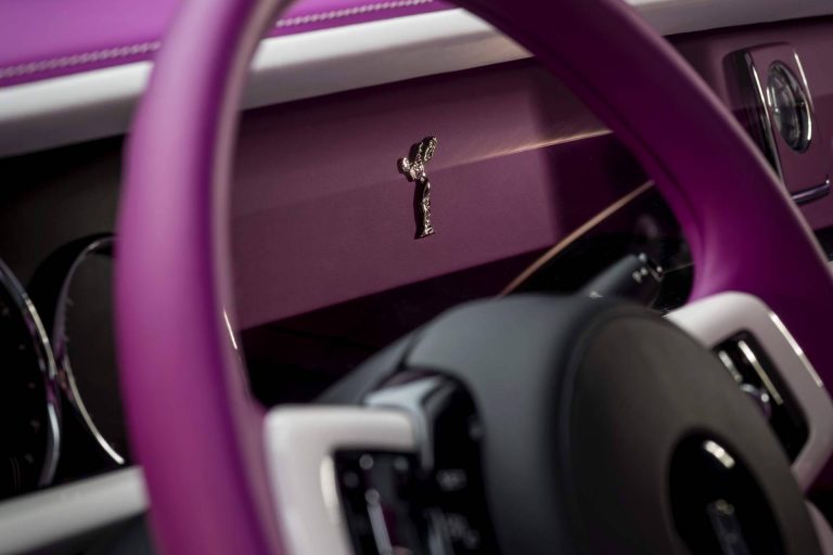 Rolls-Royce Phantom окрашенный в цвет «Fux Intense Fuxia Pearl»
