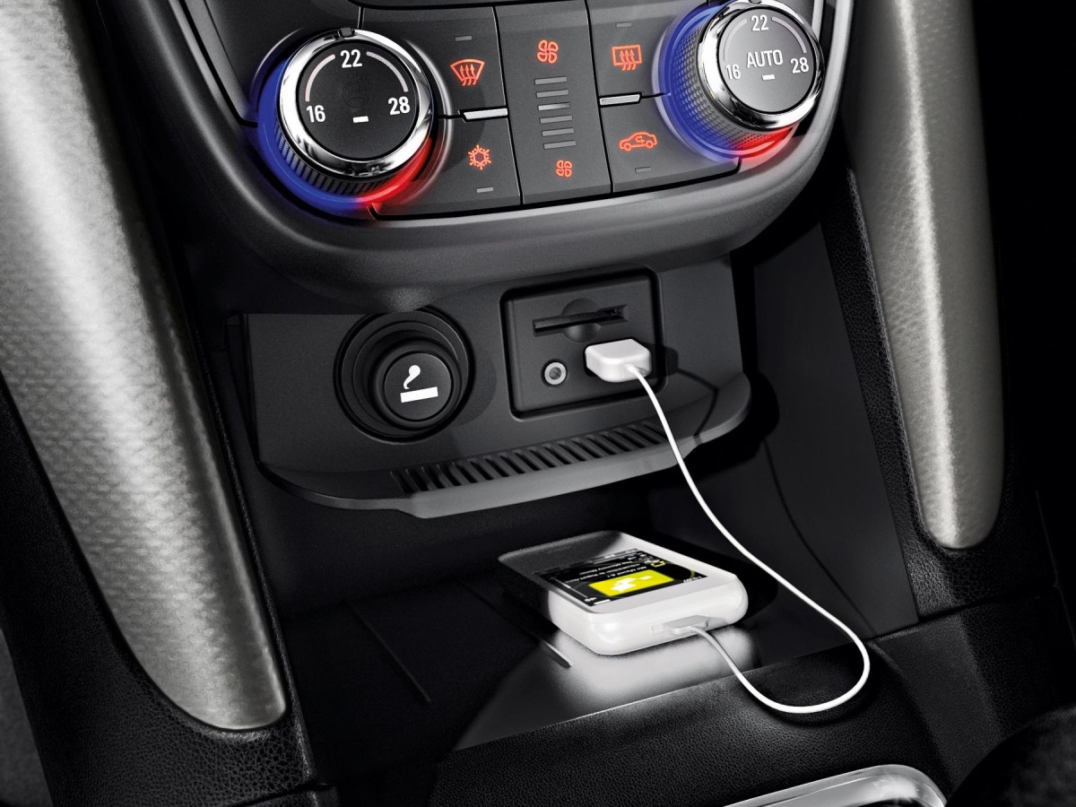 Прикуриватель зафира б. Разъем USB Opel Zafira. Opel Zafira 2013 USB. Opel Mokka USB разъем. Opel Zafira Tourer c прикуриватель.