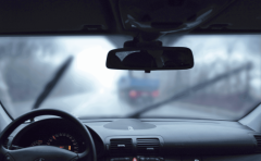 Потеют стекла в автомобиле - основные причины и что делать?