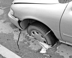 Как быть, если машина повреждена в дорожной яме?
