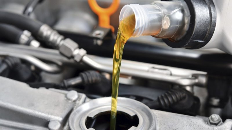Как часто следует проводить замену масла в двигателе автомобиля