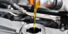 Насколько безопасно в двигателе автомобиля смешивать разные масла?