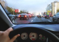 Как решить проблему запотевающих стекол в автомобиле?