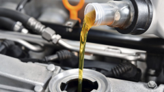 В каких случаях следует обязательно выполнять промывку двигателя при замене масла