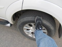 Зачем опытные водители стучат по колесам ногой, садясь в автомобиль?