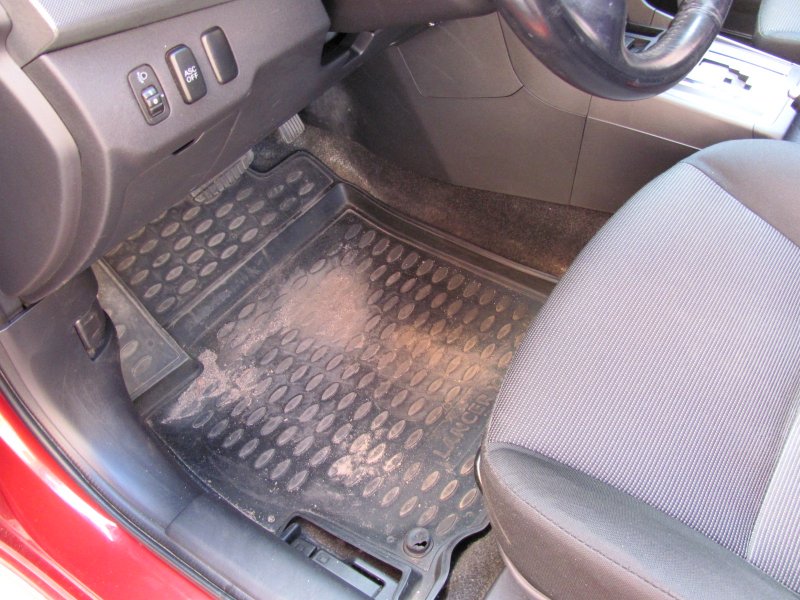 Переваги і недоліки гумових і тканинних килимків для автомобіля