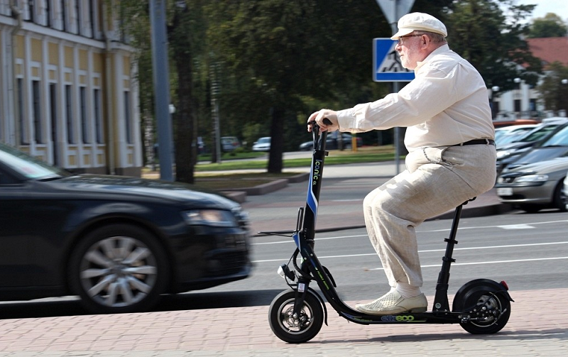 Человек на электросамокате для водителя - пешеход или велосипедист? 