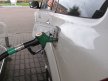 Почему следует самому заправлять автомобиль, а не полагаться на заправщиков?