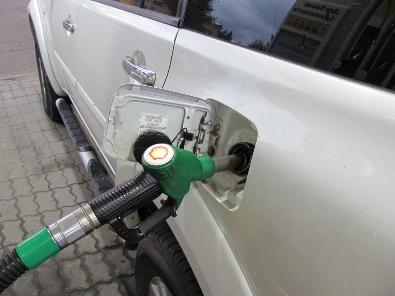 Почему у нас много нефти, но такой дорогой бензин?
