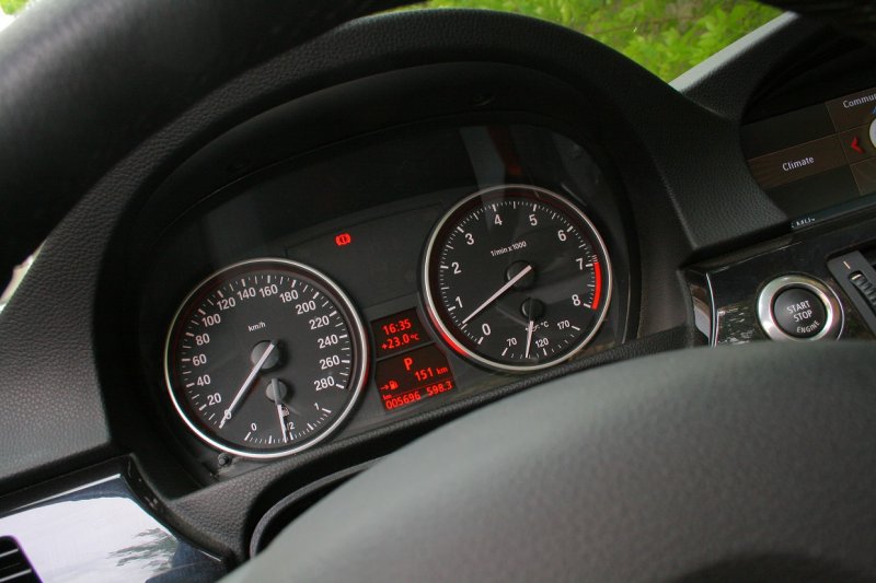 Почему спидометр автомобиля может показывать неправильную скорость: основные причины