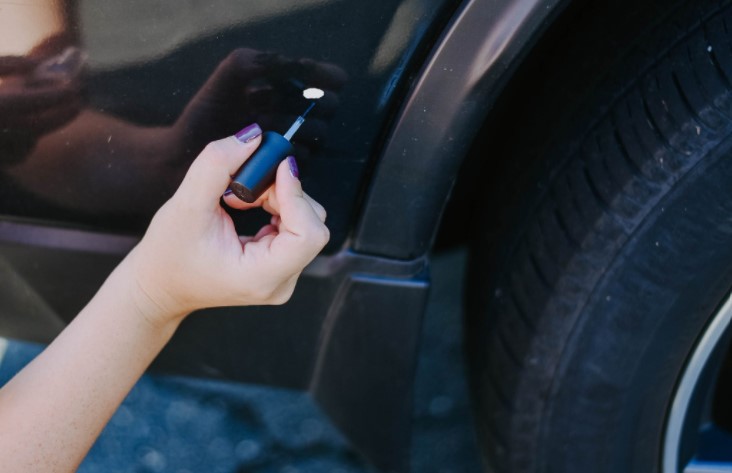 Закрашиваем мелкие царапины лаком для ногтей