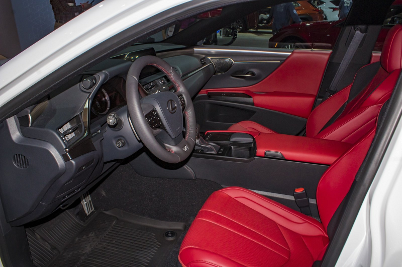 Lexus ES350 F Sport 2019 – один из самых стильных седанов автопроизводителя