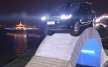 Range Rover проехал по мосту из бумаги