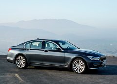 BMW рассекретил цены на новые модификации 7-Series