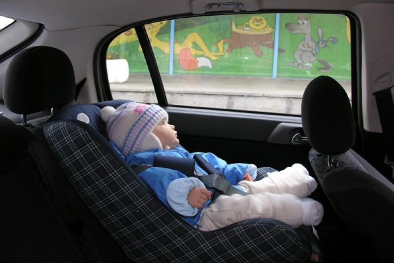 ребенок в машине
