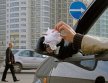 Дорожные камеры научатся штрафовать водителей за выкинутый из окна мусор
