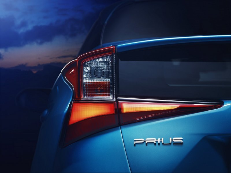 Компания Toyota представила модель Prius AWD-i в версии 2019 года