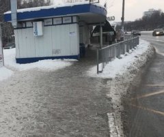 В Набережных Челнах остановку общественного транспорта отгородили забором от подъезжающих автобусов