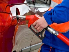Бензин в России подешевел впервые с начала 2014 года