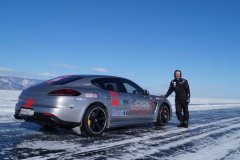 Россиянину удалось  разогнать свой  Porsche до 285 км/ч по льду Байкала