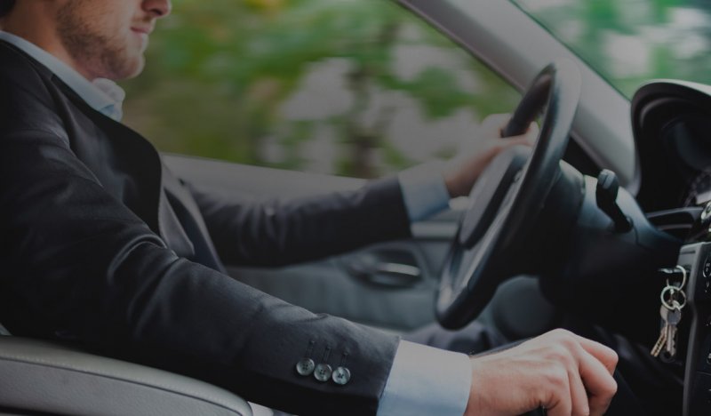 Как выбрать компанию для аренды автомобиля с водителем?