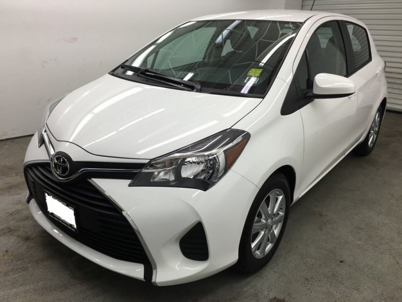 Автомобили с пробегом 2015. Toyota Yaris 2015. Toyota Yaris 2015г. Тойота Ярис с пробегом. Тойота Ярис хэтчбек 2015.